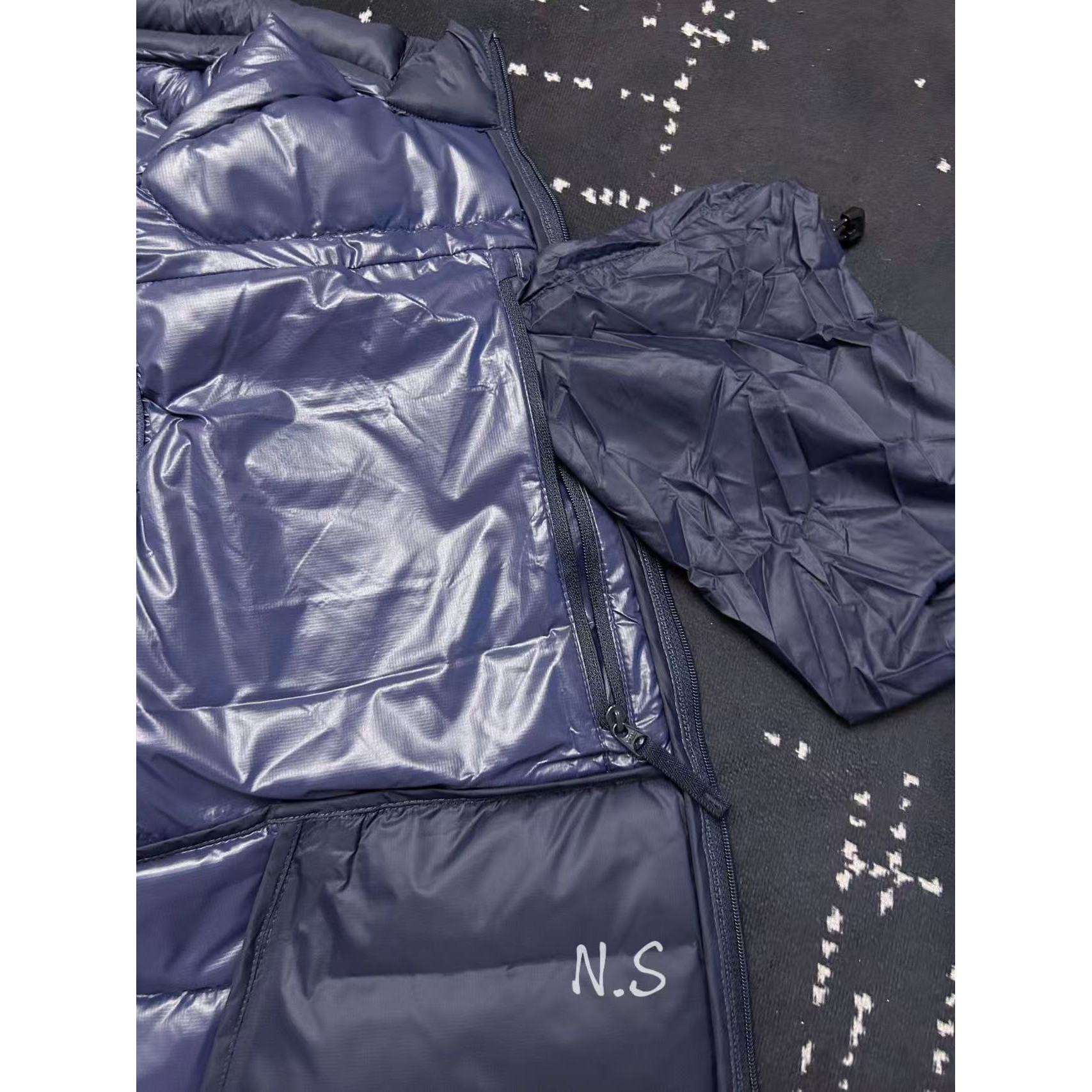 <p>Arc'teryx 立领鹅绒马甲(藏青)</p>