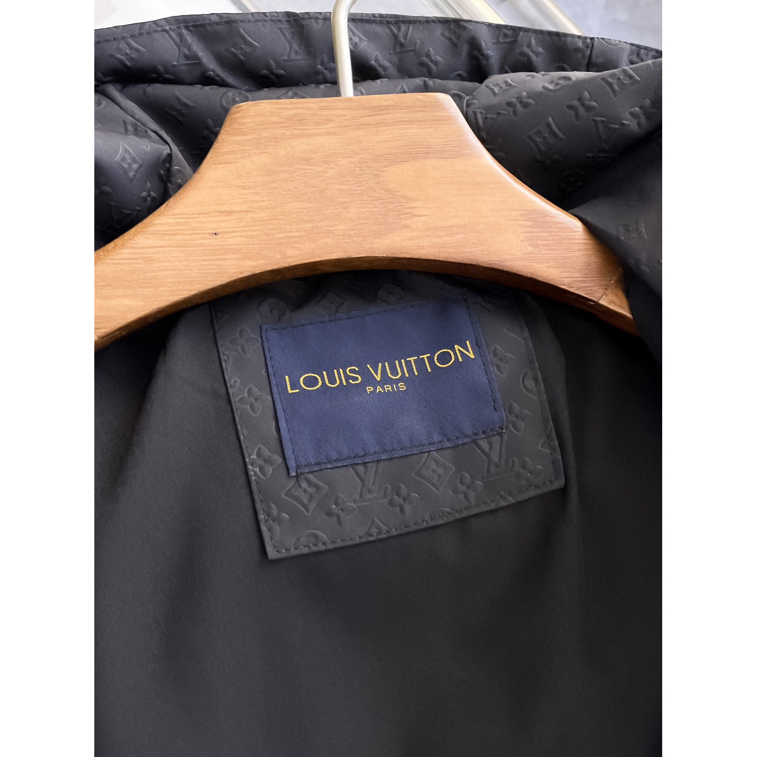 <p>LV&nbsp;男士夹克外套(黑)</p>