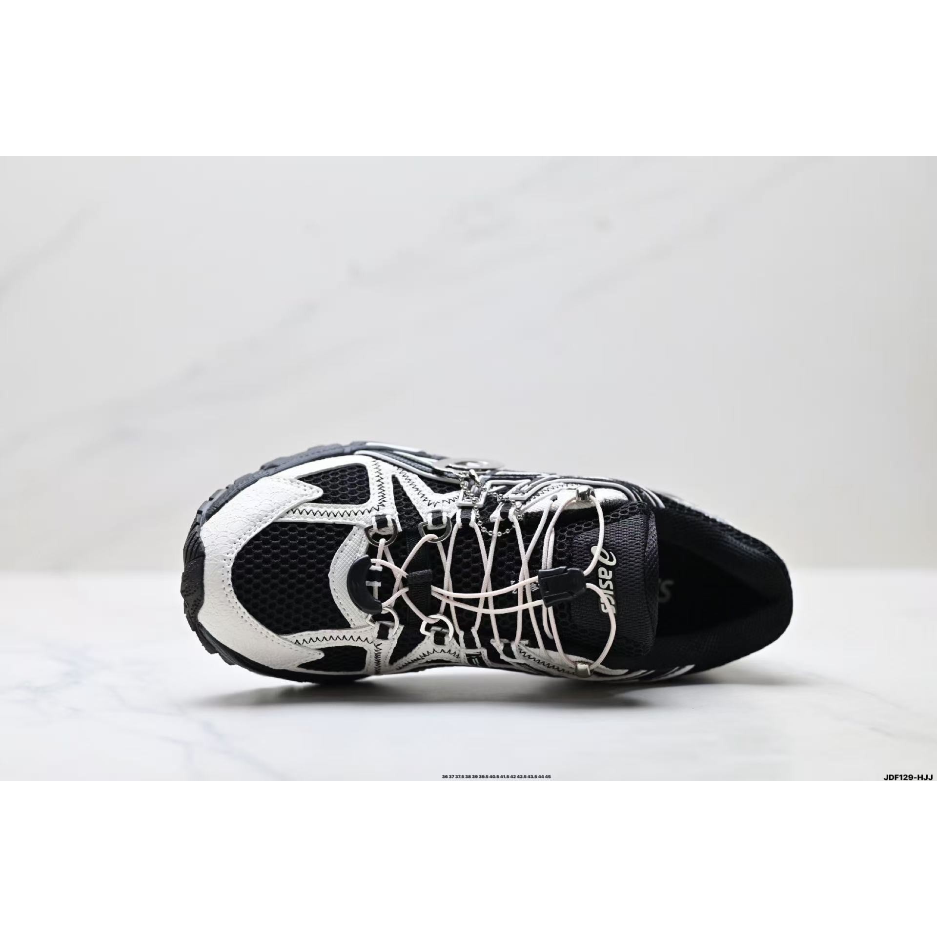 <p>Asics Gel-Kahana 8 FL 经典户外跑鞋(黑白)</p>