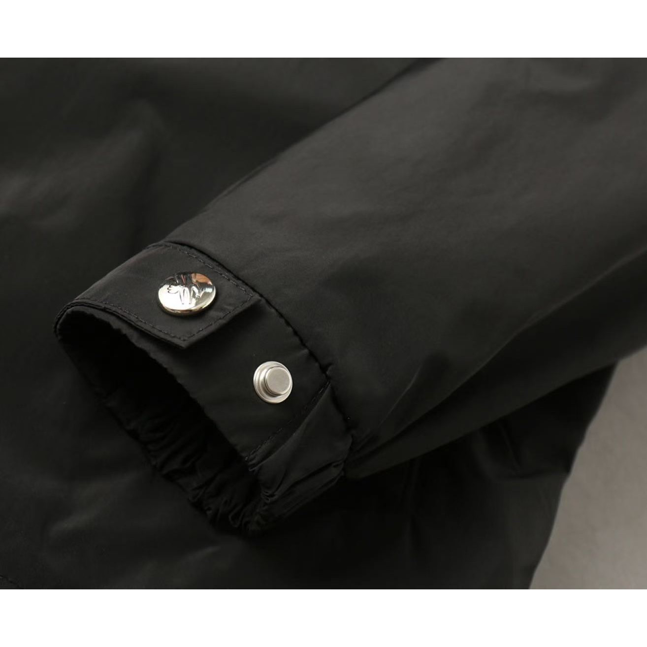 <p>MONCLER&nbsp;男士夹克外套(800807)</p>