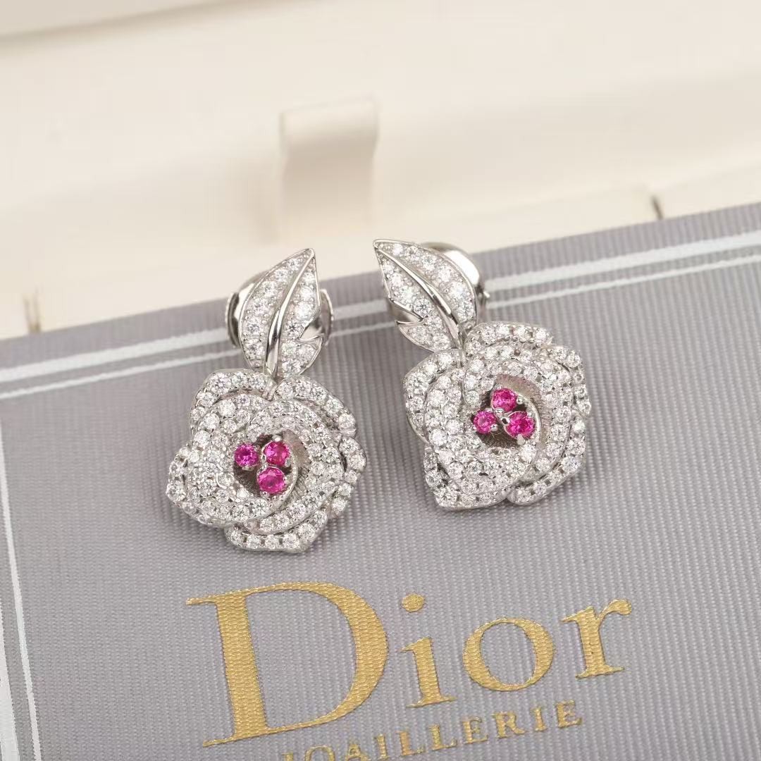 <p>&nbsp;DIOR&nbsp;玫瑰花耳环</p>