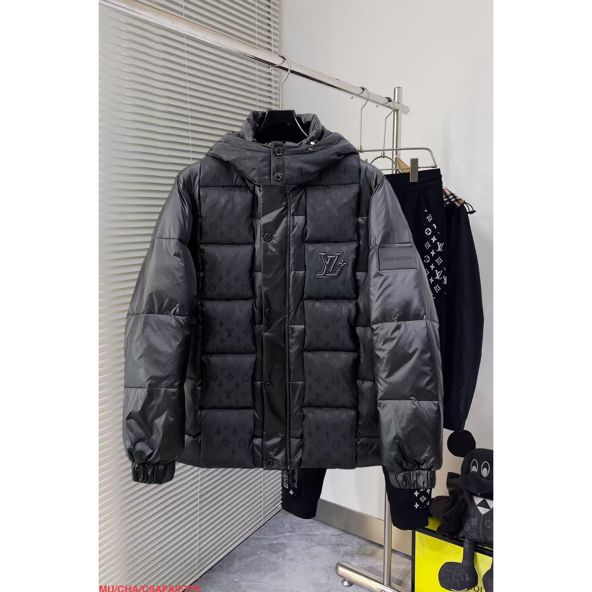 <p>LV 官网款新款羽绒服(黑)</p>