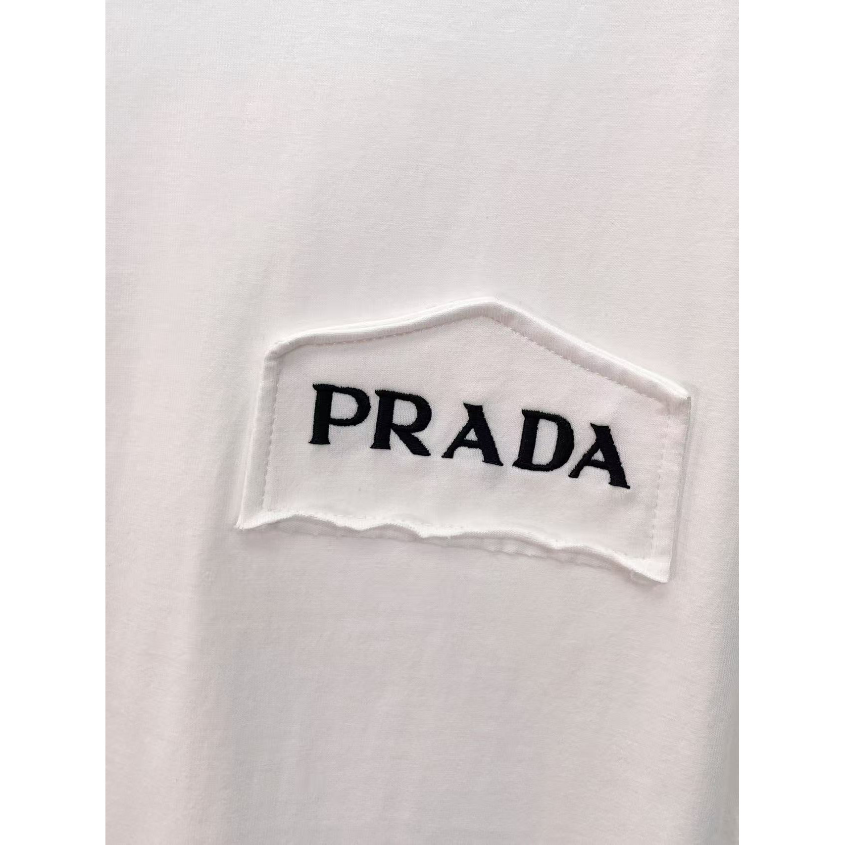 <p>PRADA&nbsp;专柜新款短袖T恤(白)</p>