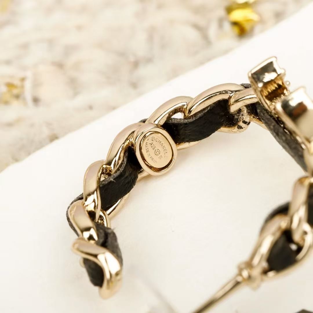 <p>CHANEL&nbsp;穿皮双c耳圈</p>