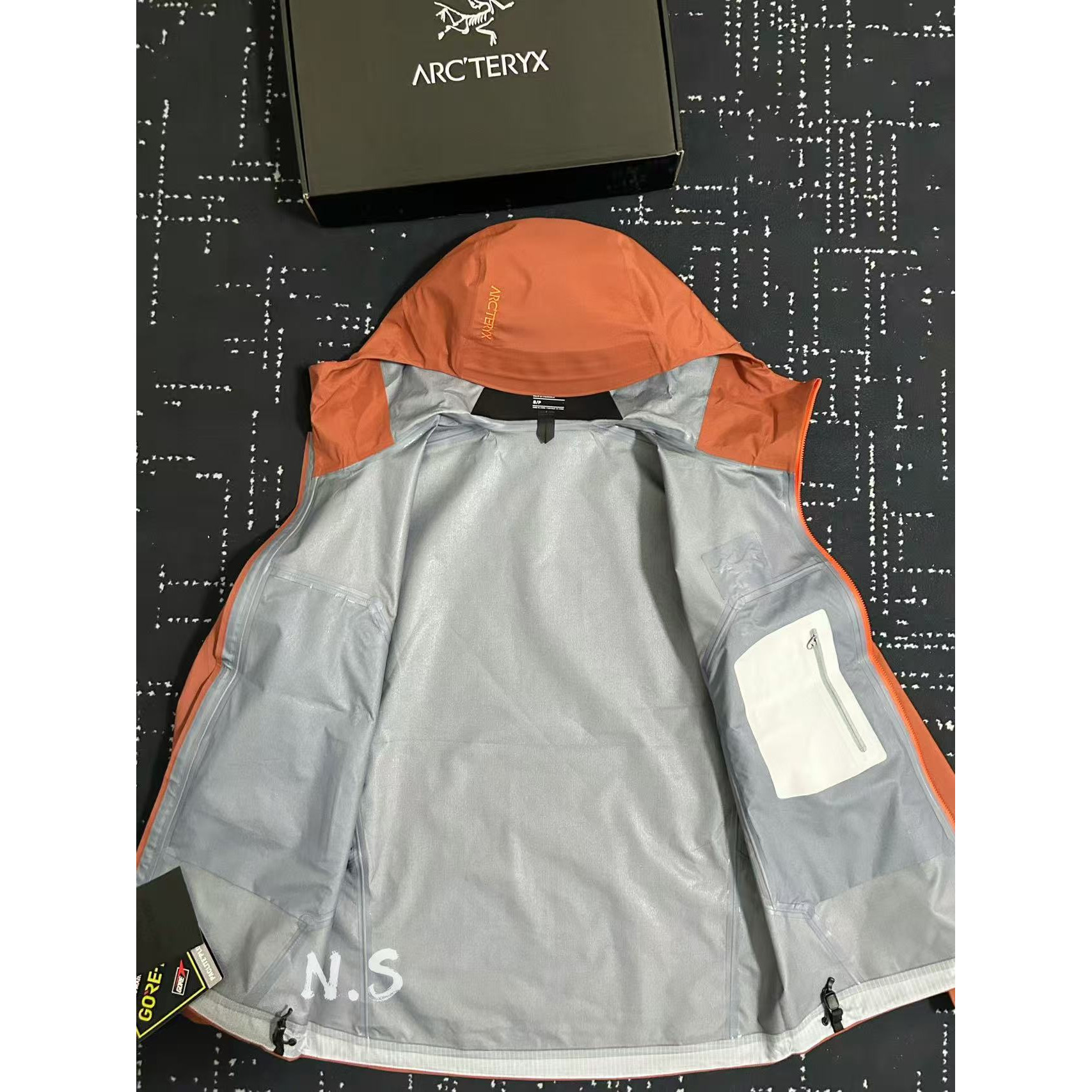 <p>Arc'teryx Beta系列 SL GORE-TEX 硬壳刺绣连帽防水防风透气冲锋衣 (红衫色)</p>