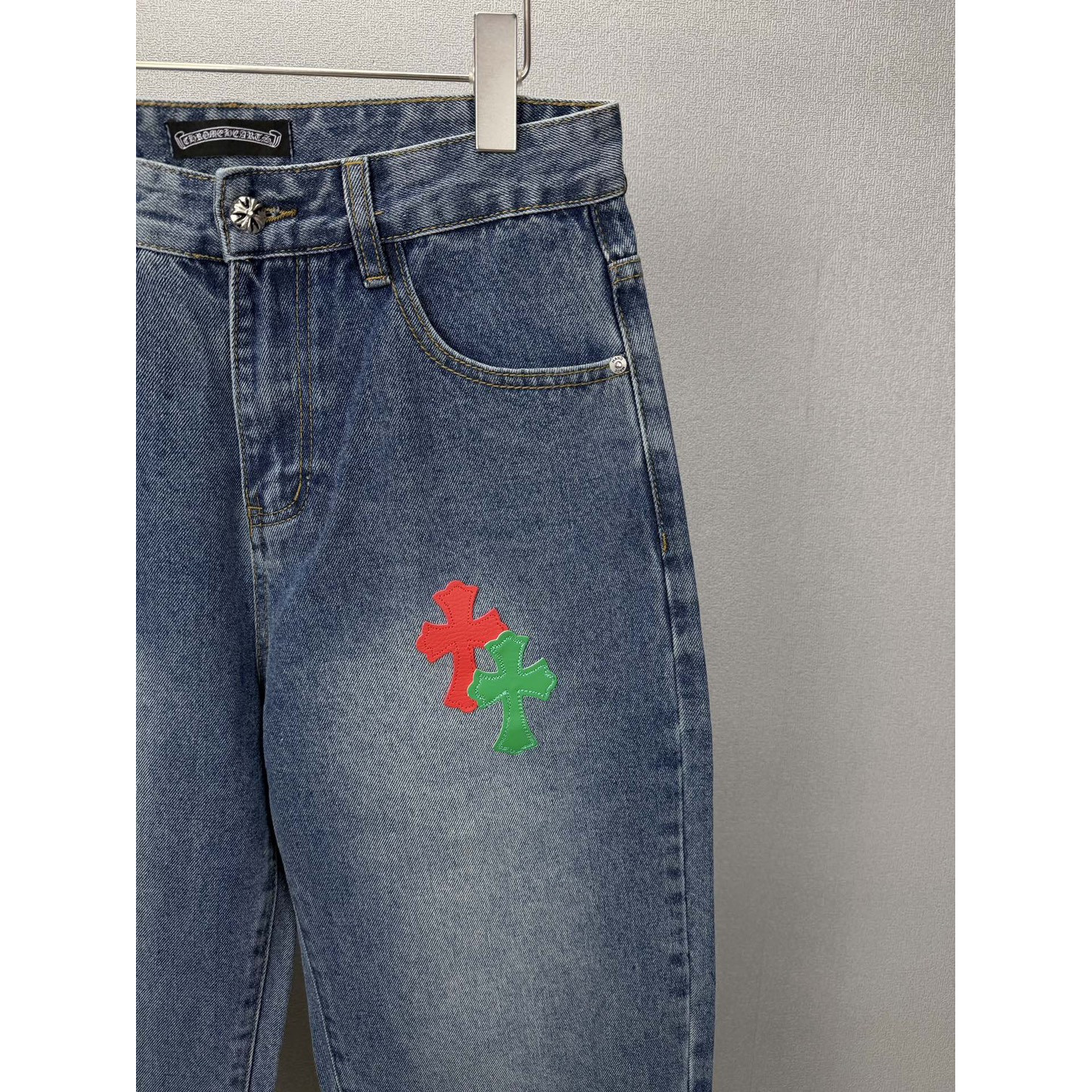 <p>CHROME HEARTS 红黄绿十字架牛仔裤</p>