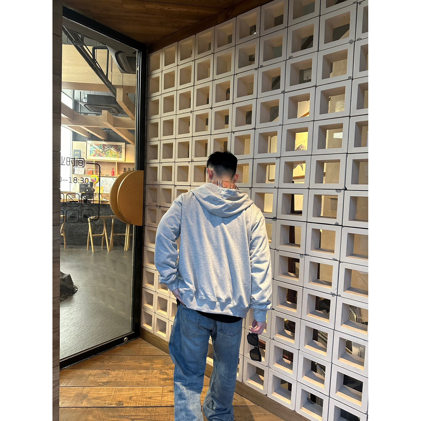 <p>Burberry 胸口徽标格拉链连帽外套(灰)</p>
