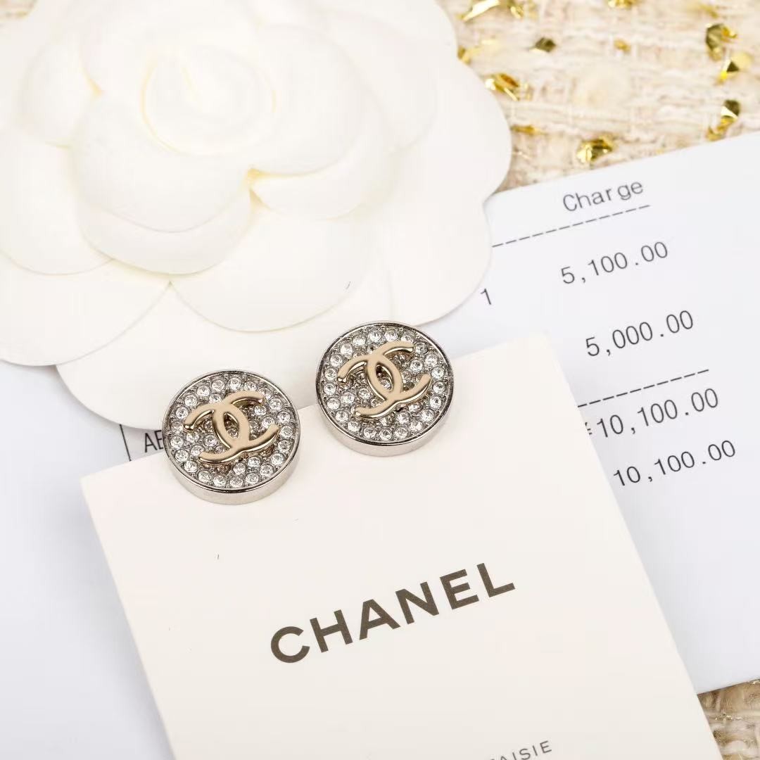 <p>CHANEL&nbsp;纽扣满钻双c耳钉</p>