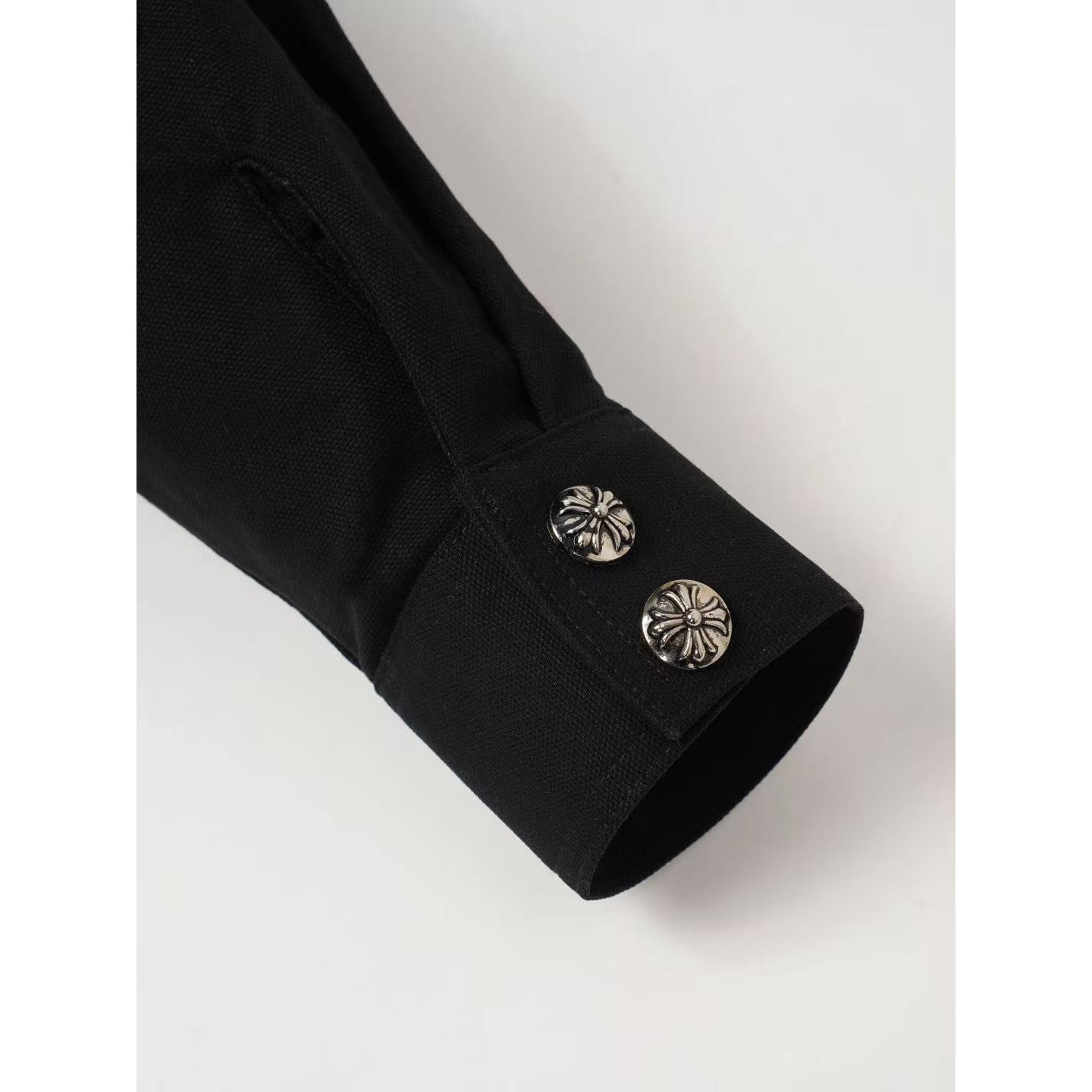 <p>CHROME HEARTS 十字架工装牛仔外套(黑)<br />
&nbsp;</p>