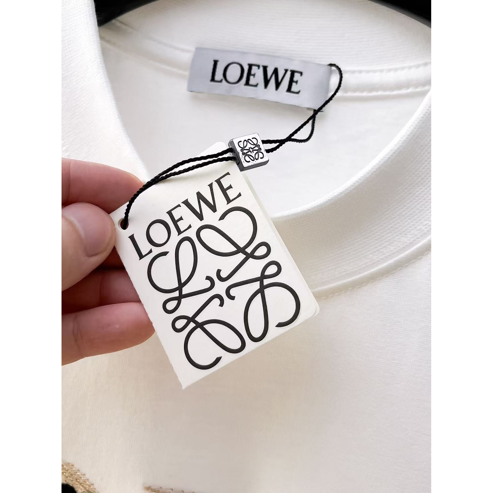 <p>LOEWE 专柜新款短袖T恤(白)</p>