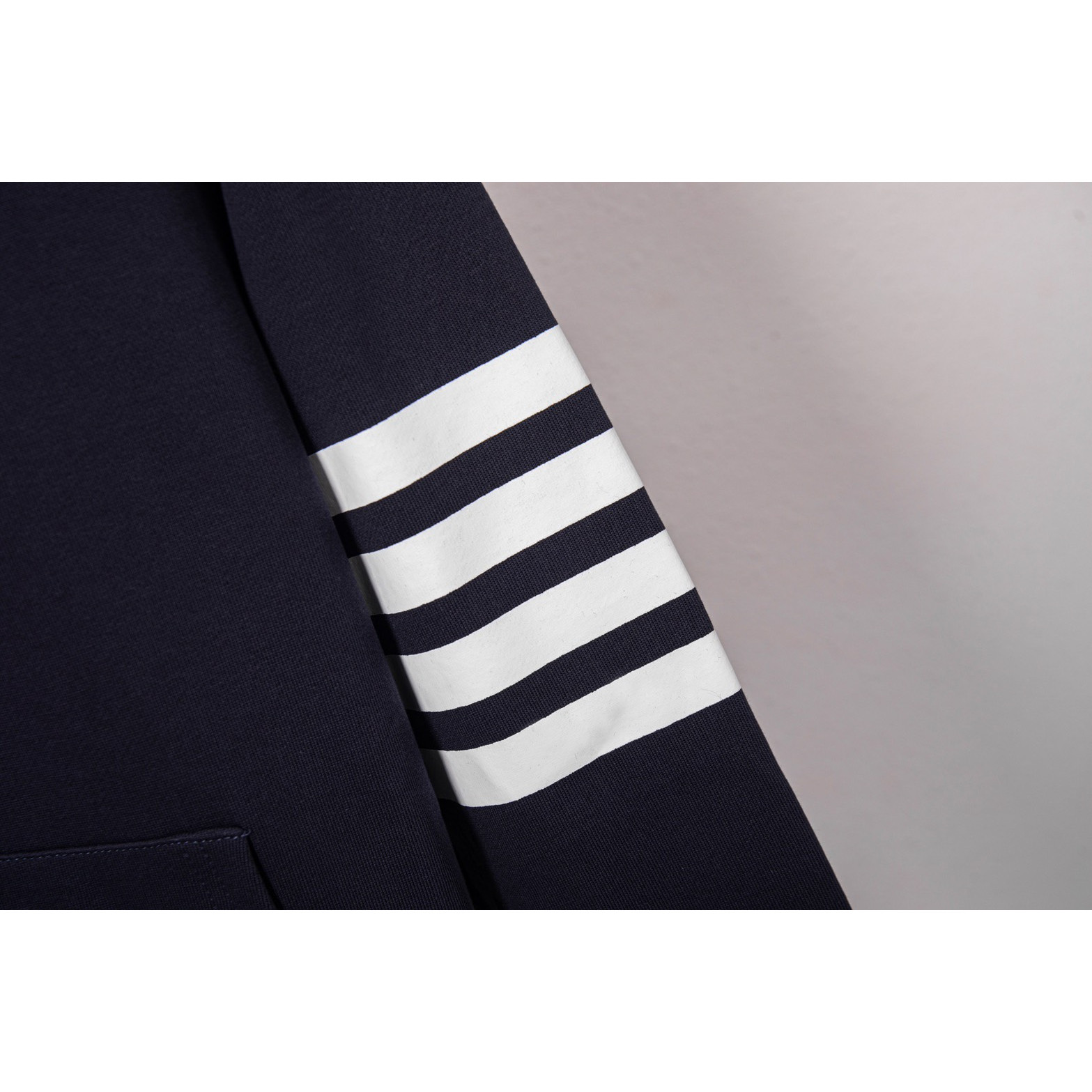 <p>Thom Browne&nbsp;连帽抽绳外套(藏青DZ16)</p>