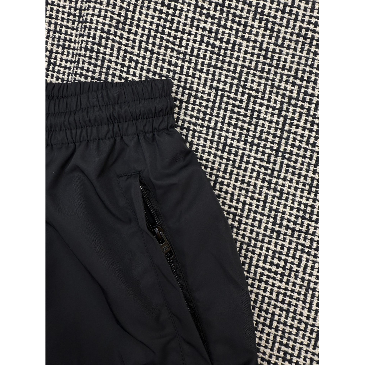 <p>Balenciaga FOOTBALL系列3B徽标刺绣运动长裤(黑)</p>