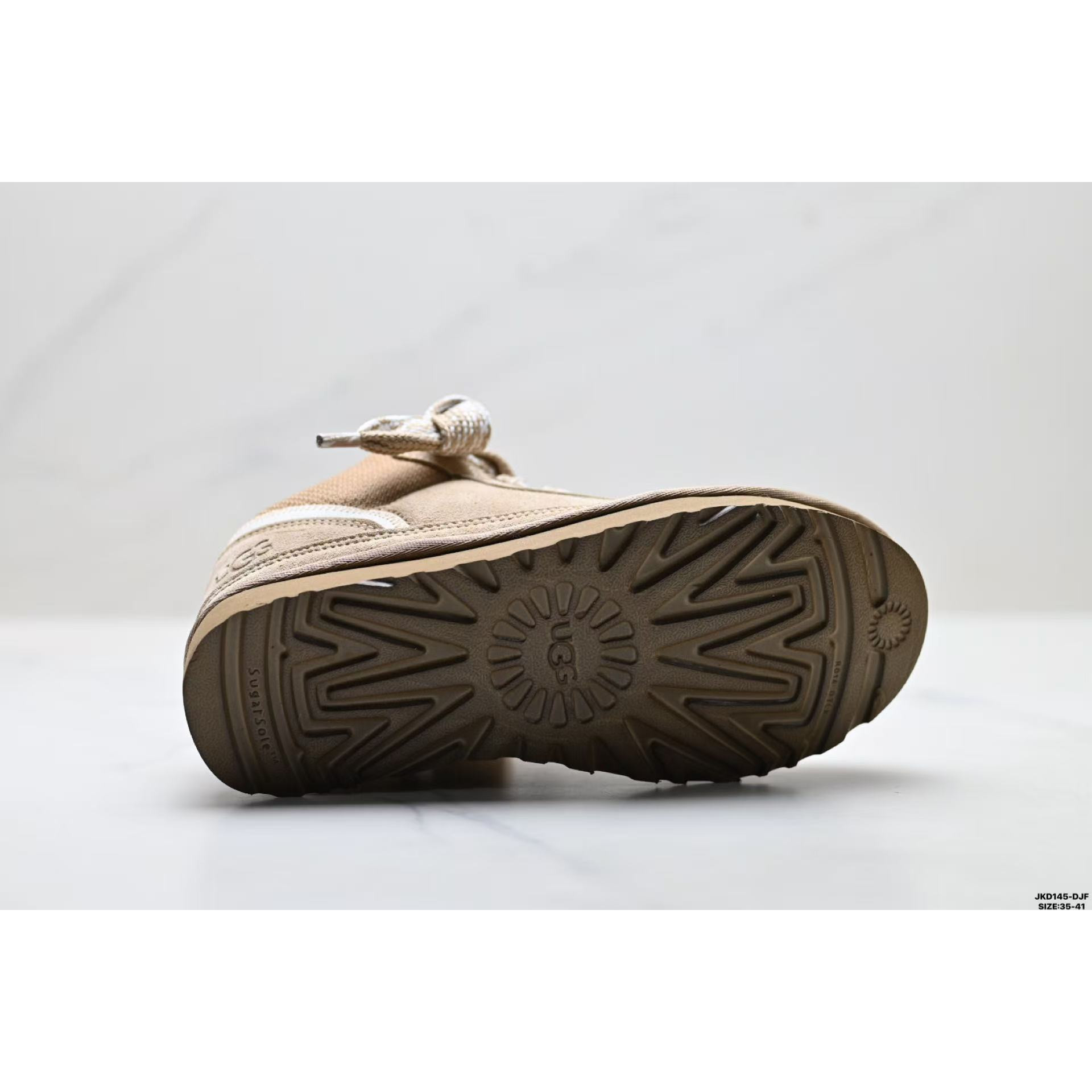 <p>UGG LOWMEL 雪地靴</p>