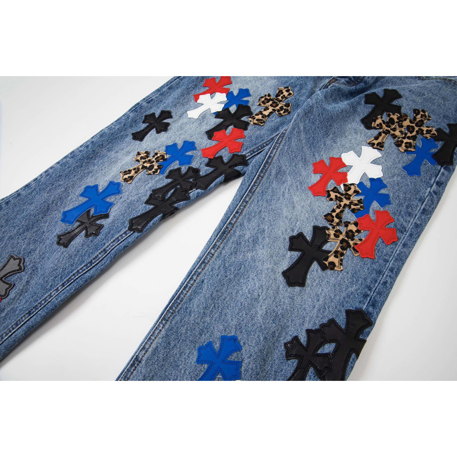 <p>CHROME HEARTS 彩色豹纹十字架拼皮情侣款水洗宽松牛仔裤(1736#)</p>