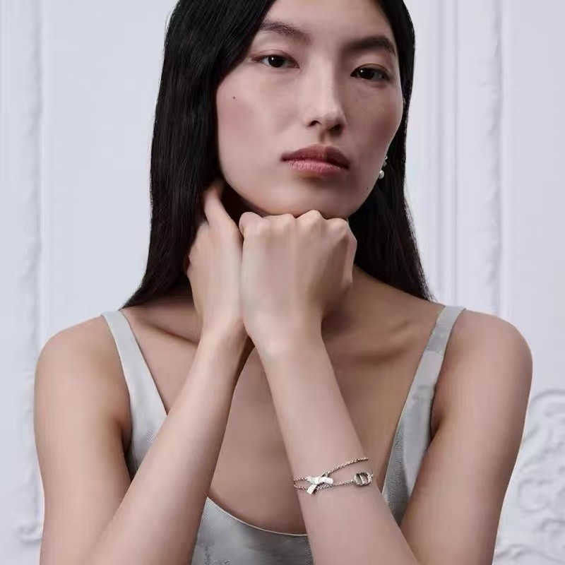 <p>DIOR 蝴蝶结CD手链</p>