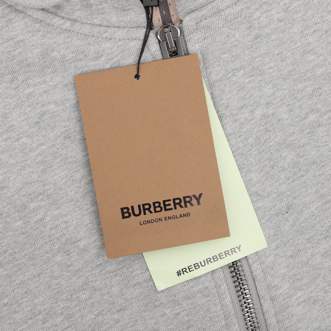 <p>Burberry 胸口徽标格拉链连帽外套(灰)</p>