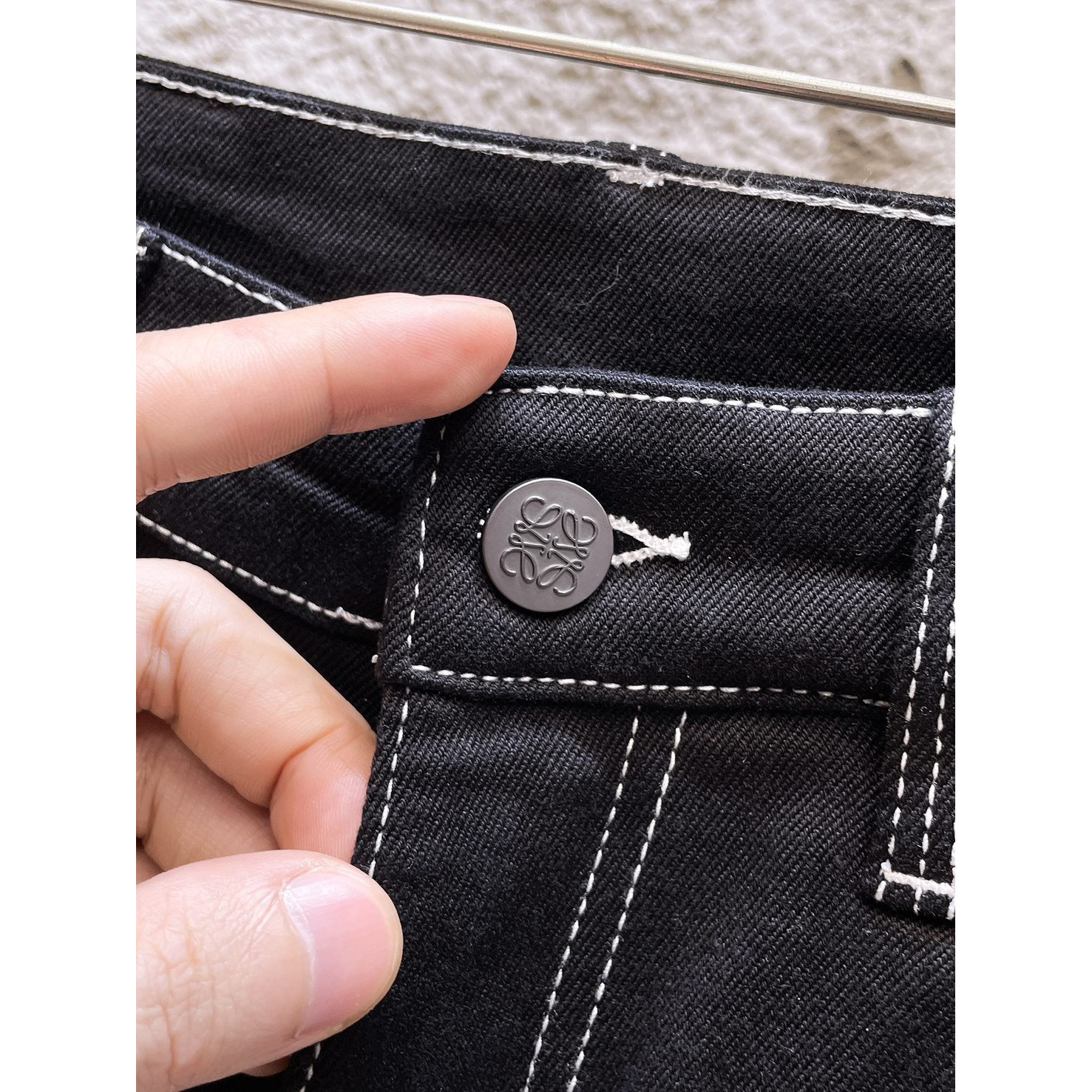<p>LOEWE&nbsp;高端牛仔裤(黑)</p>