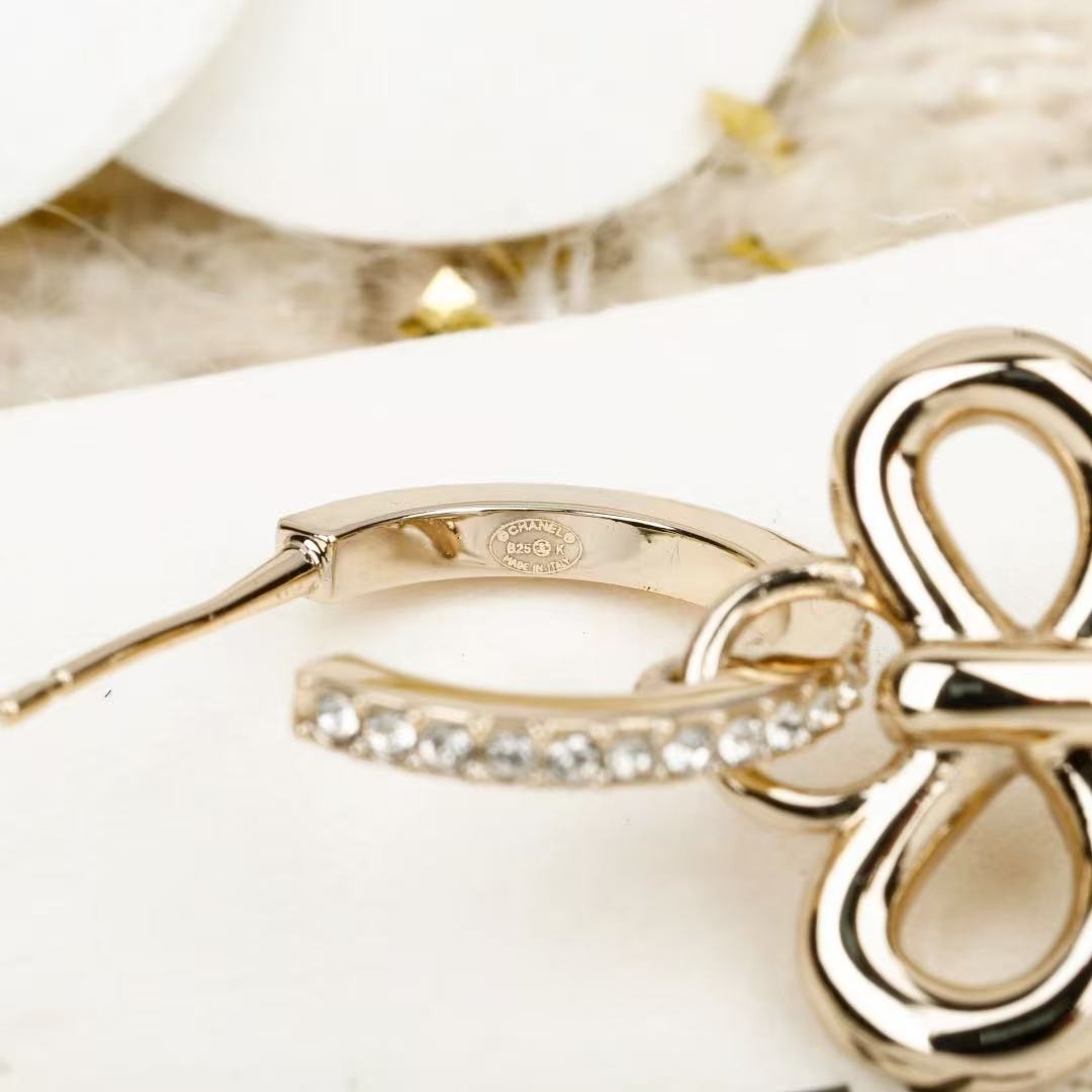 <p>CHANEL&nbsp;蝴蝶结吊双C耳环</p>