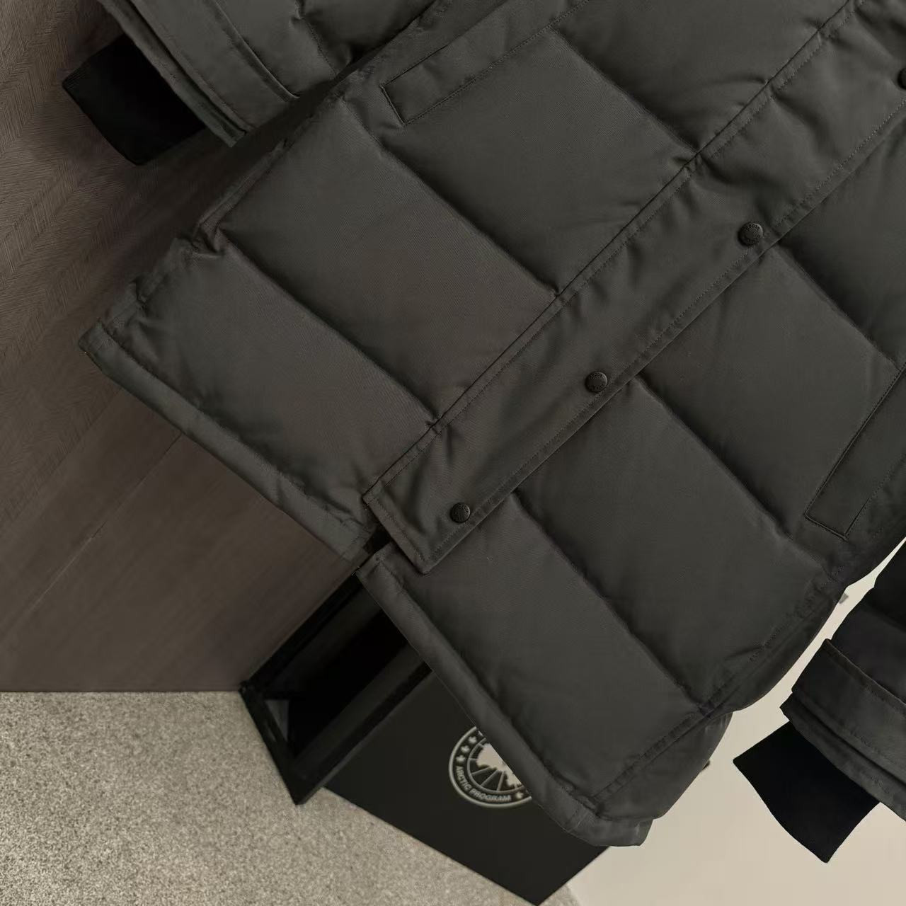 <p>Canada Goose Shelburn*派克大衣羽绒服(灰色黑標)</p>