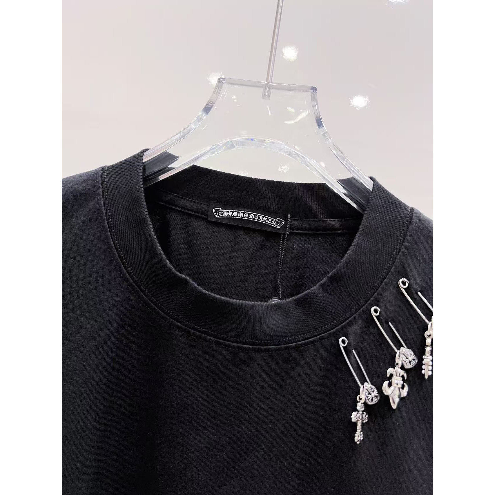 <p>CHROME HEARTS 破洞别针刺绣短袖(黑)</p>