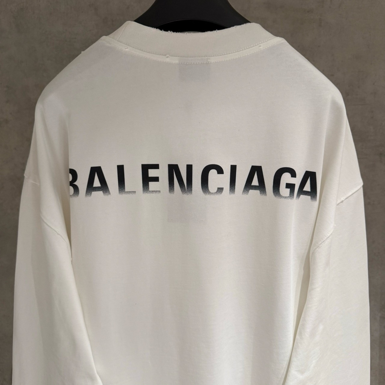<p>Balenciaga 长袖T恤(白B13)</p>

<p>&nbsp;</p>