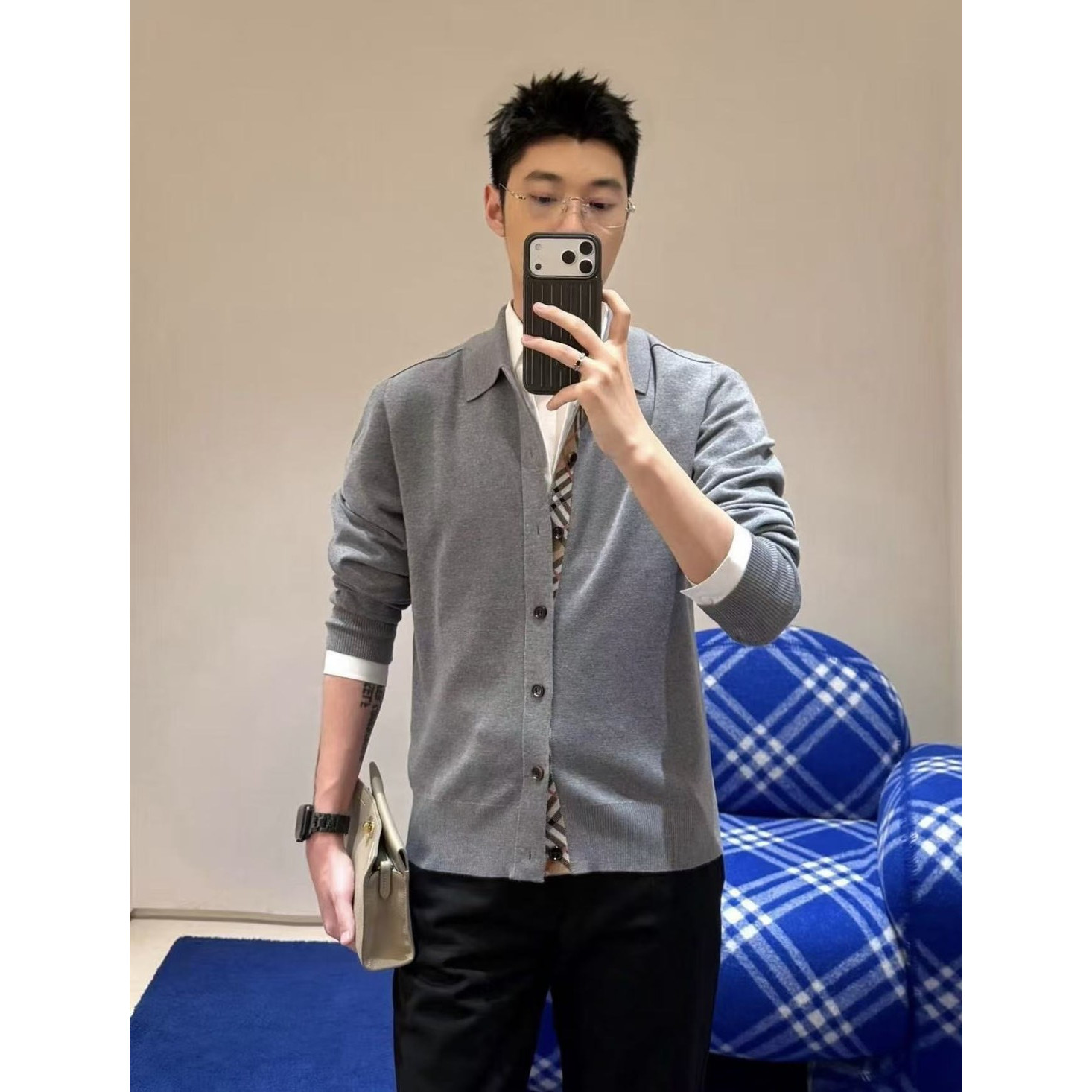 <p>Burberry 羊毛格纹装饰衣襟开衫衬衫(灰)</p>