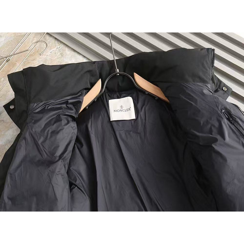 <p>MONCLER 羽绒服(黑)</p>