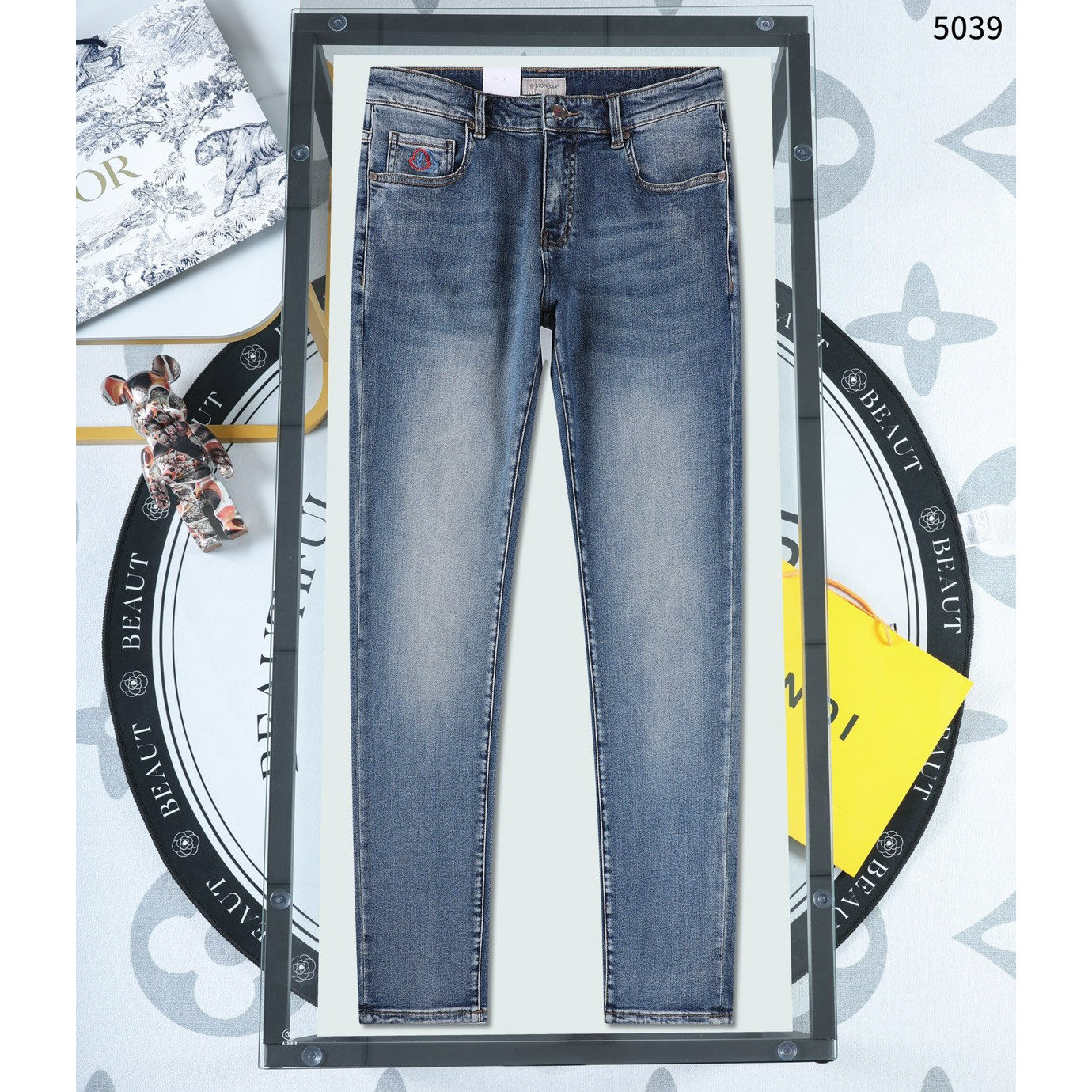 <p>MONCLER&nbsp;直筒牛仔裤(5039#)</p>