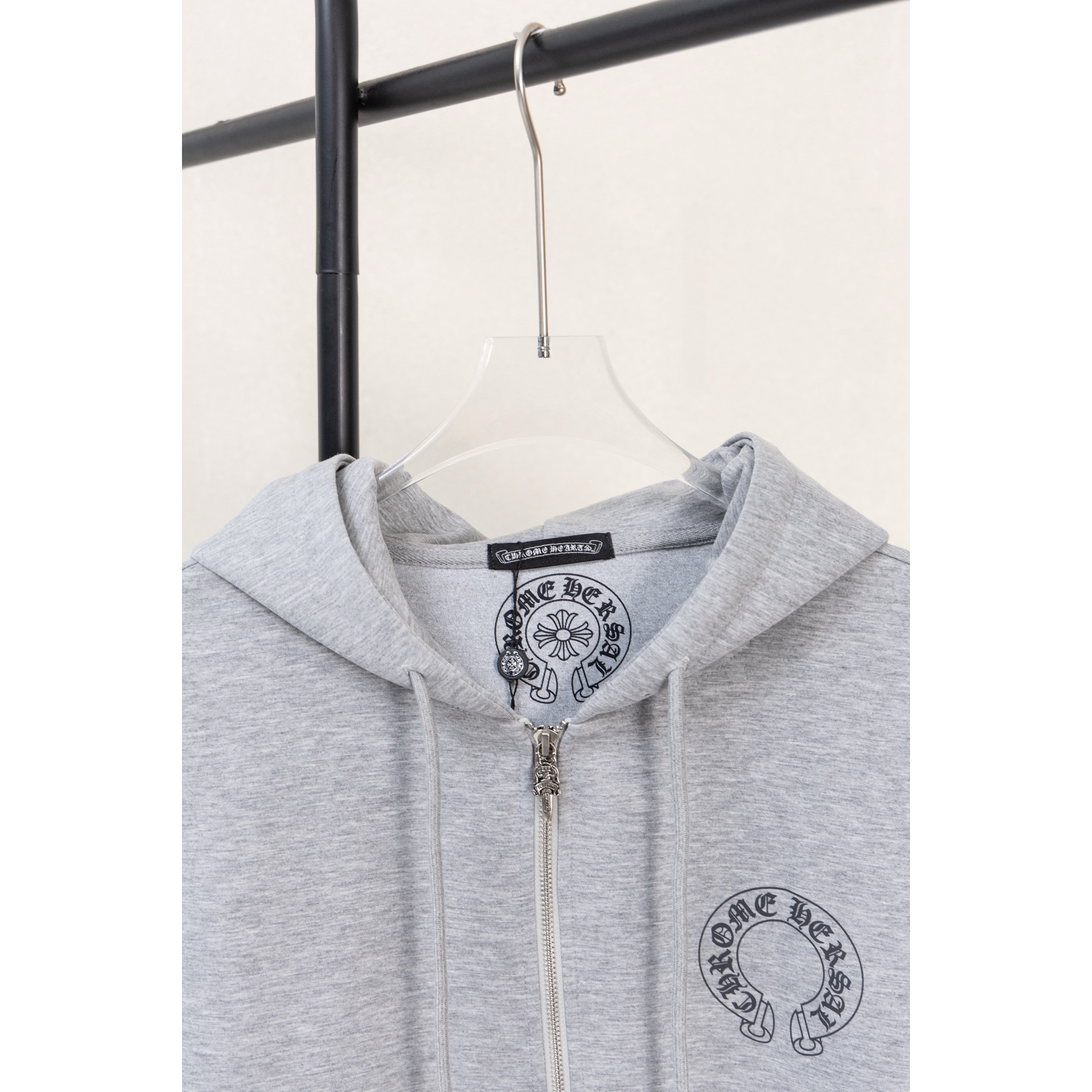 <p>CHROME HEARTS&nbsp;&nbsp;马蹄麒麟臂连帽外套(XB138灰)</p>