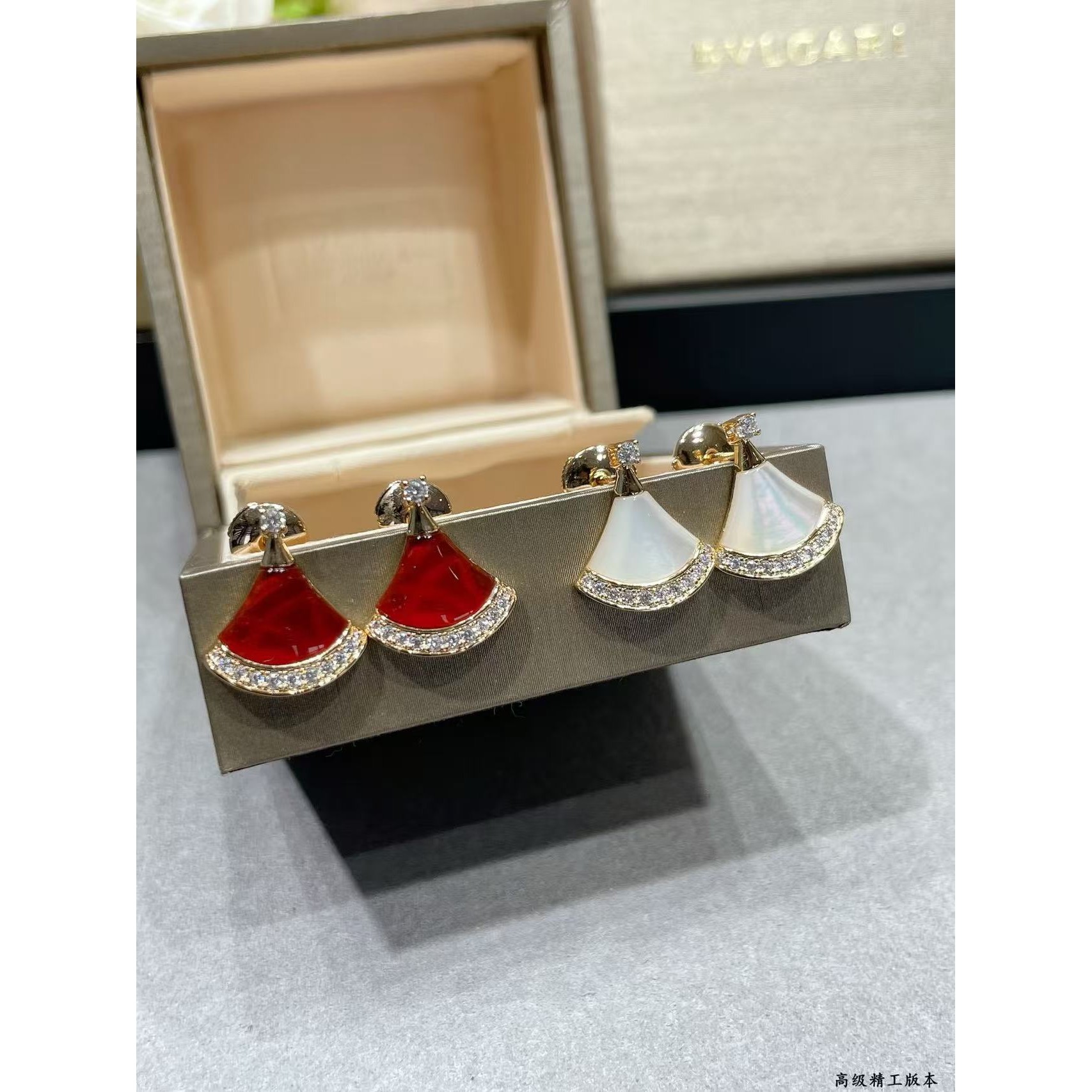 <p>BVLGARI&nbsp;贝母下摆钻裙子耳钉</p>