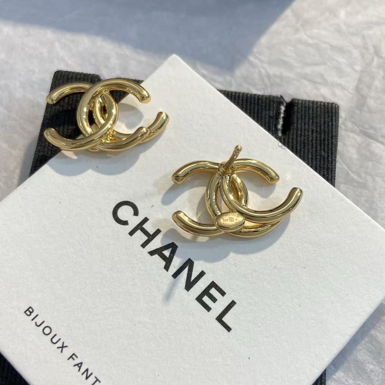 <p>CHANEL 重叠金c耳钉</p>