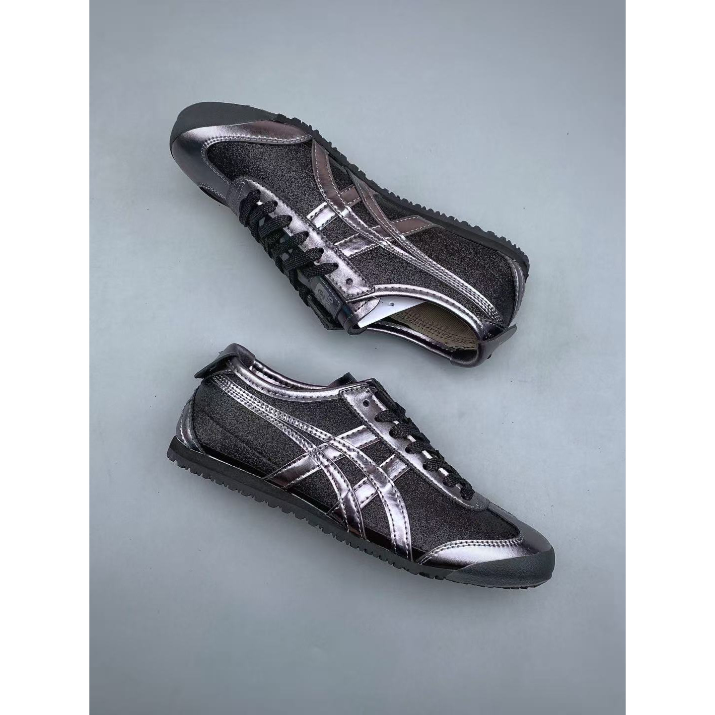 <p>ASICS 低帮休闲板鞋(黑)</p>