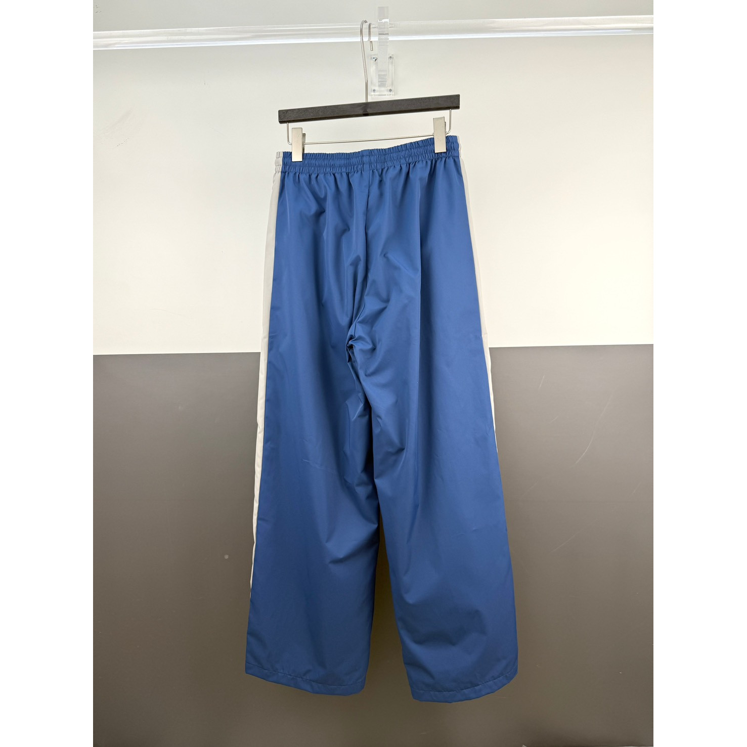 <p>Balenciaga 环圈字母刺绣撞色运动长裤(藍)</p>
