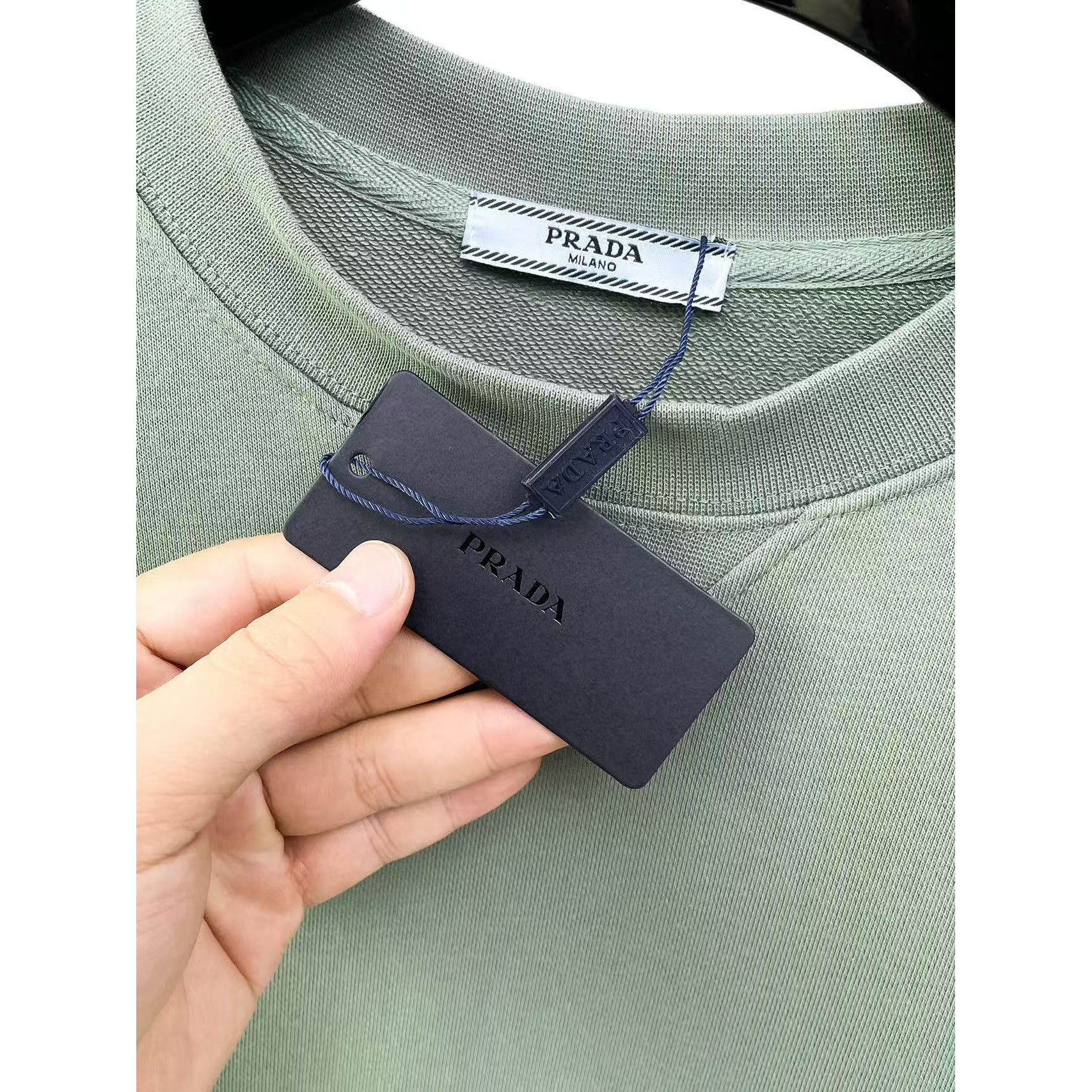 <p>PRADA 圓領長袖T恤(軍綠)</p>