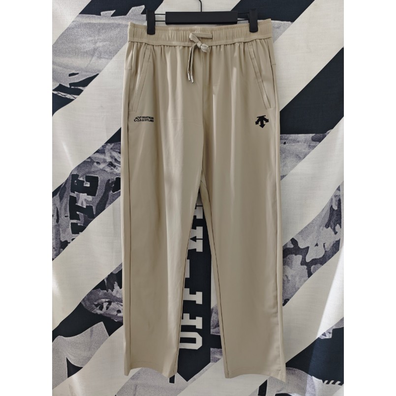<p>DESCENTE 速乾褲(卡其)</p>