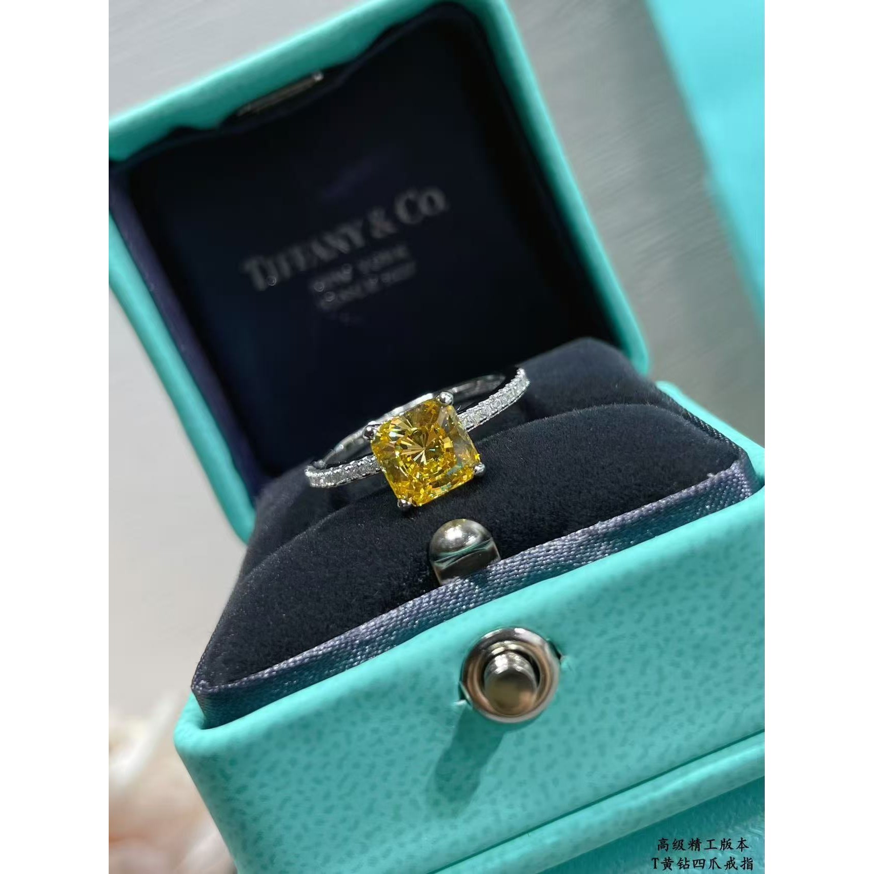 <p>Tiffany&nbsp;黄钻四爪戒指</p>