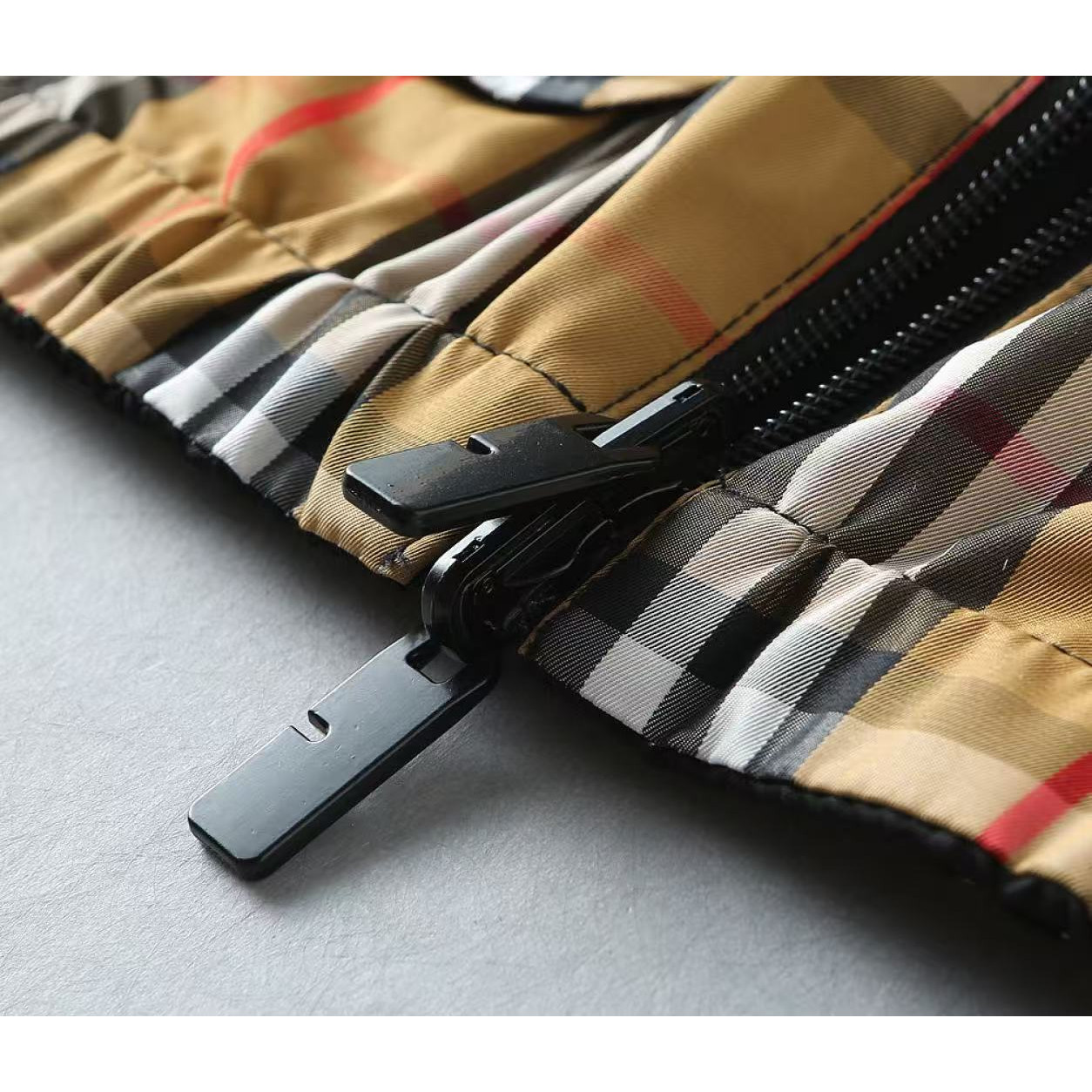 <p>BURBERRY 男士夹克外套(卡其)</p>