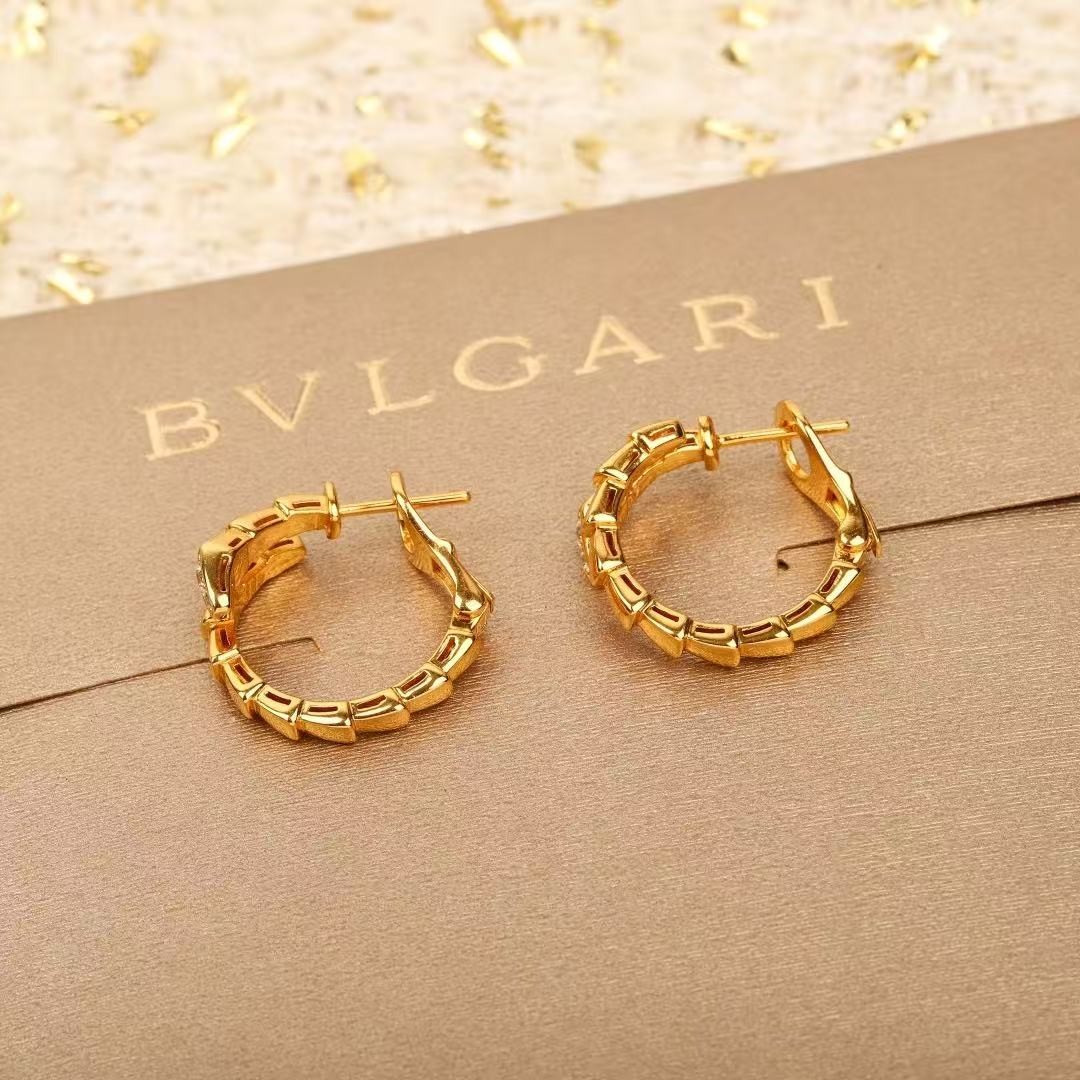 <p>BVLGARI&nbsp;蛇形耳扣</p>