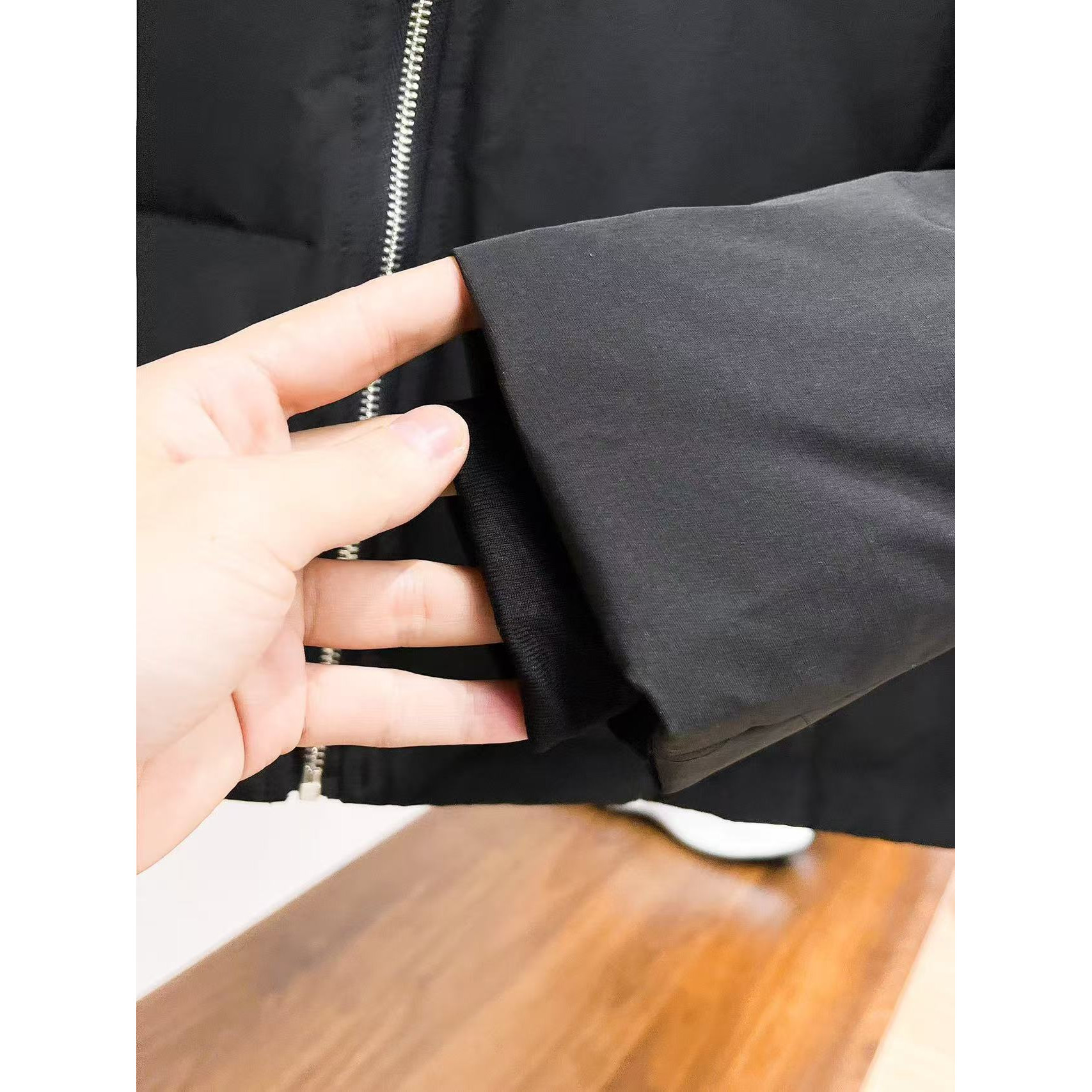 <p>PRADA 秋冬新款羽绒服(黑)</p>