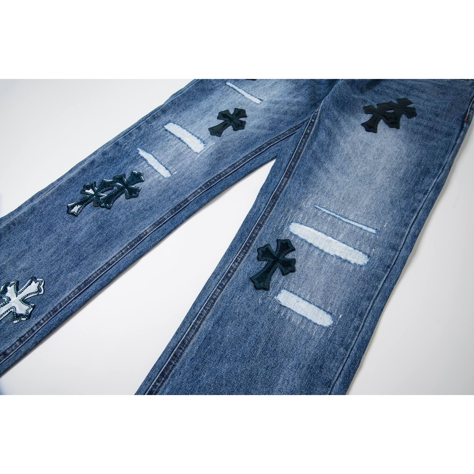 <p>CHROME HEARTS 蓝裤星空破洞贴皮十字架竹节牛仔裤(1766#)</p>