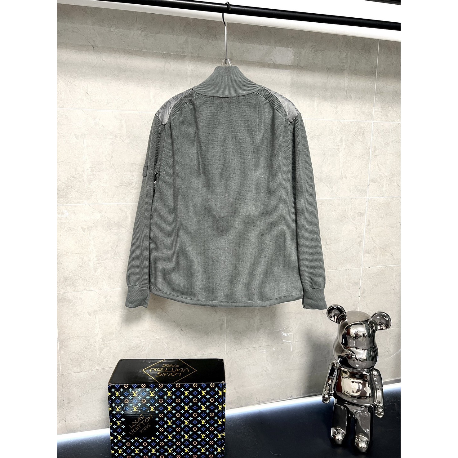 <p>Dior 经典针织羽绒款(深灰色)</p>

<p>&nbsp;</p>