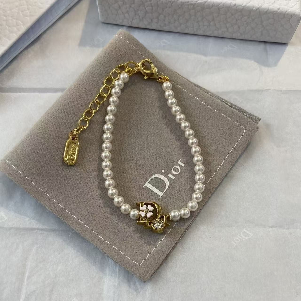 <p>DIOR&nbsp;小花珍珠手链</p>