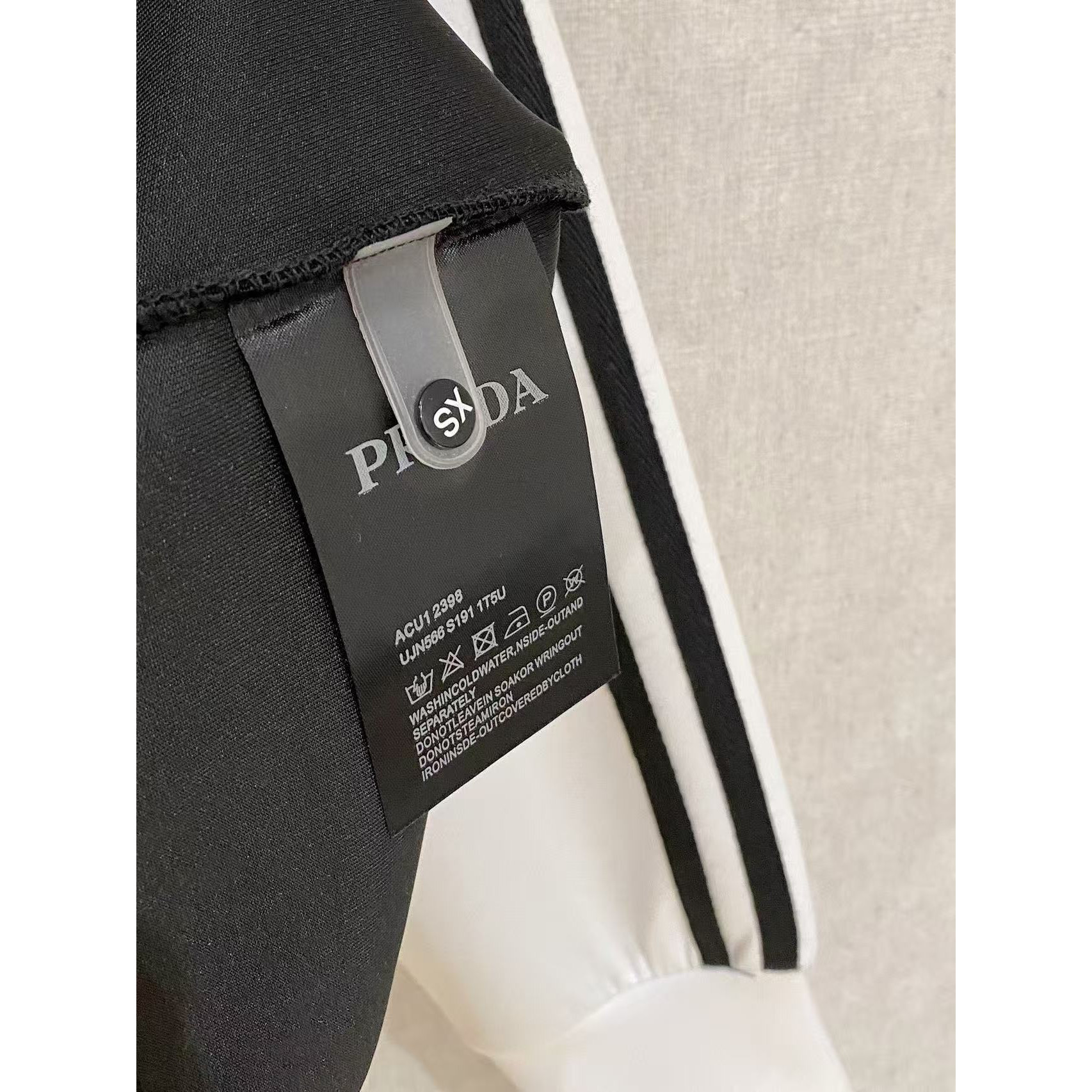 <p>PRADA 太空棉卫衣(782473)</p>