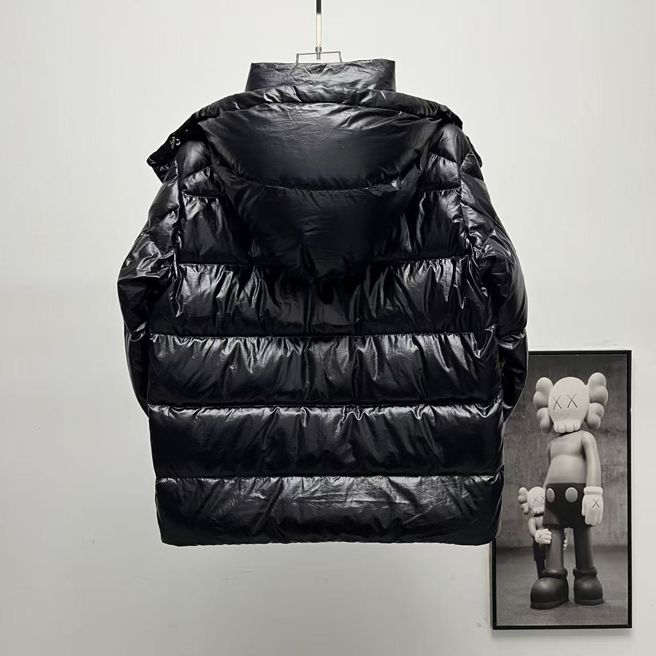 <p>Moncler 70周年双标连帽羽绒服(黑)</p>