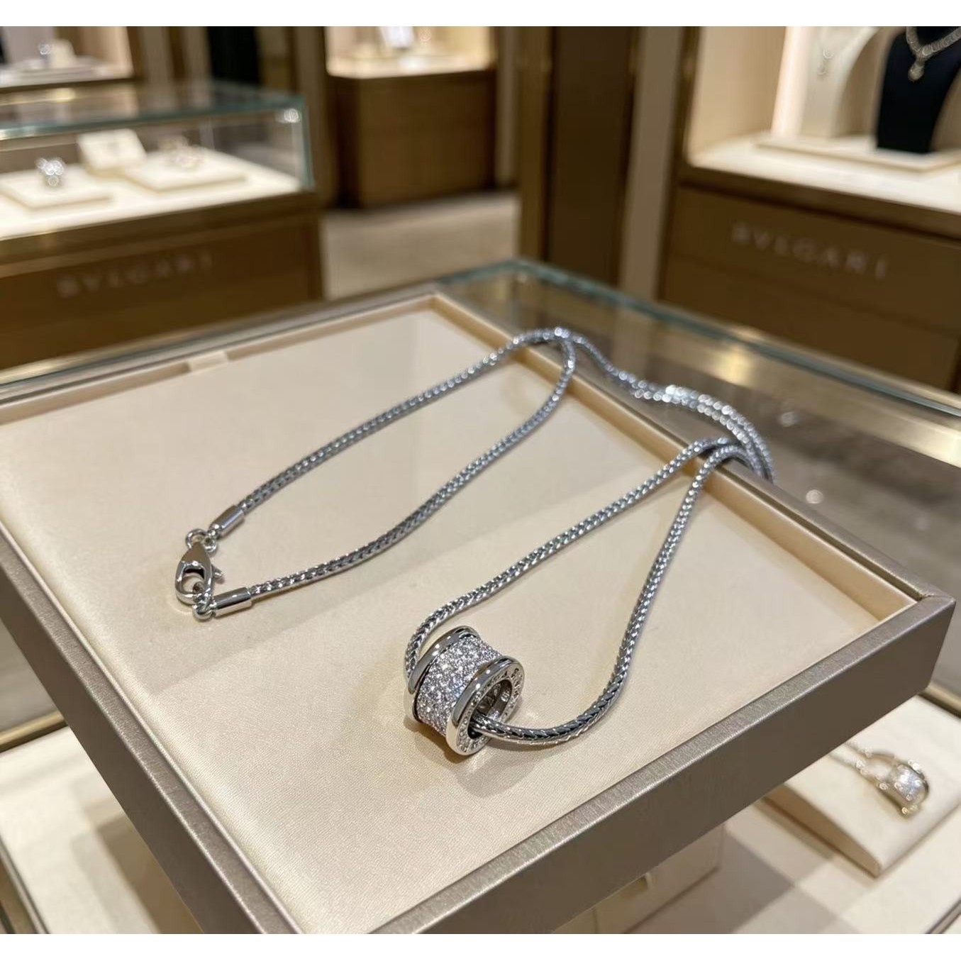<p>BVLGARI&nbsp;项链</p>