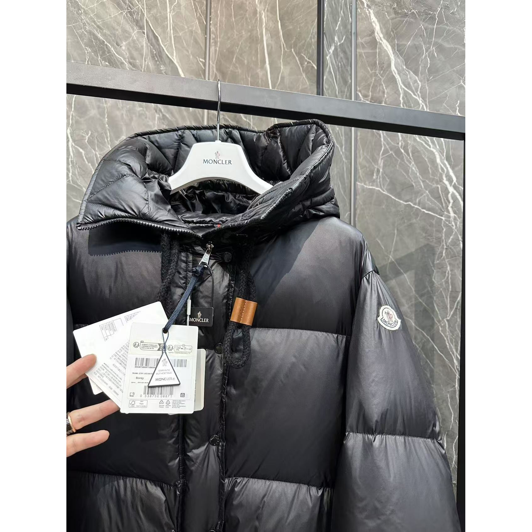 <p>Moncler Borey 女士二合一短款羽绒夹克外套(黑)</p>
