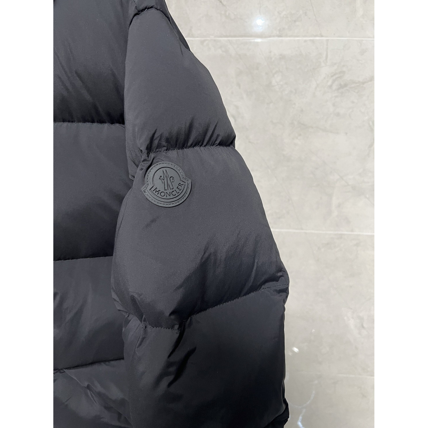<p>Moncler 黑武士羽绒服 (黑)</p>