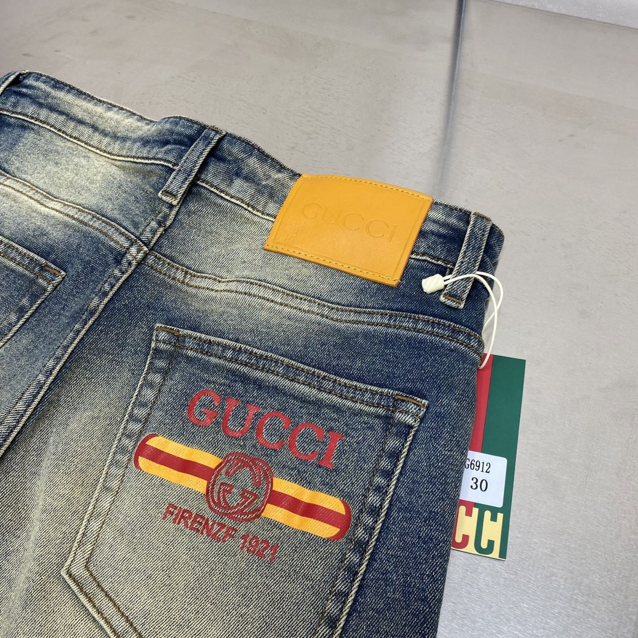 <p>GUCCI&nbsp;丹宁水洗牛仔裤(6912)</p>