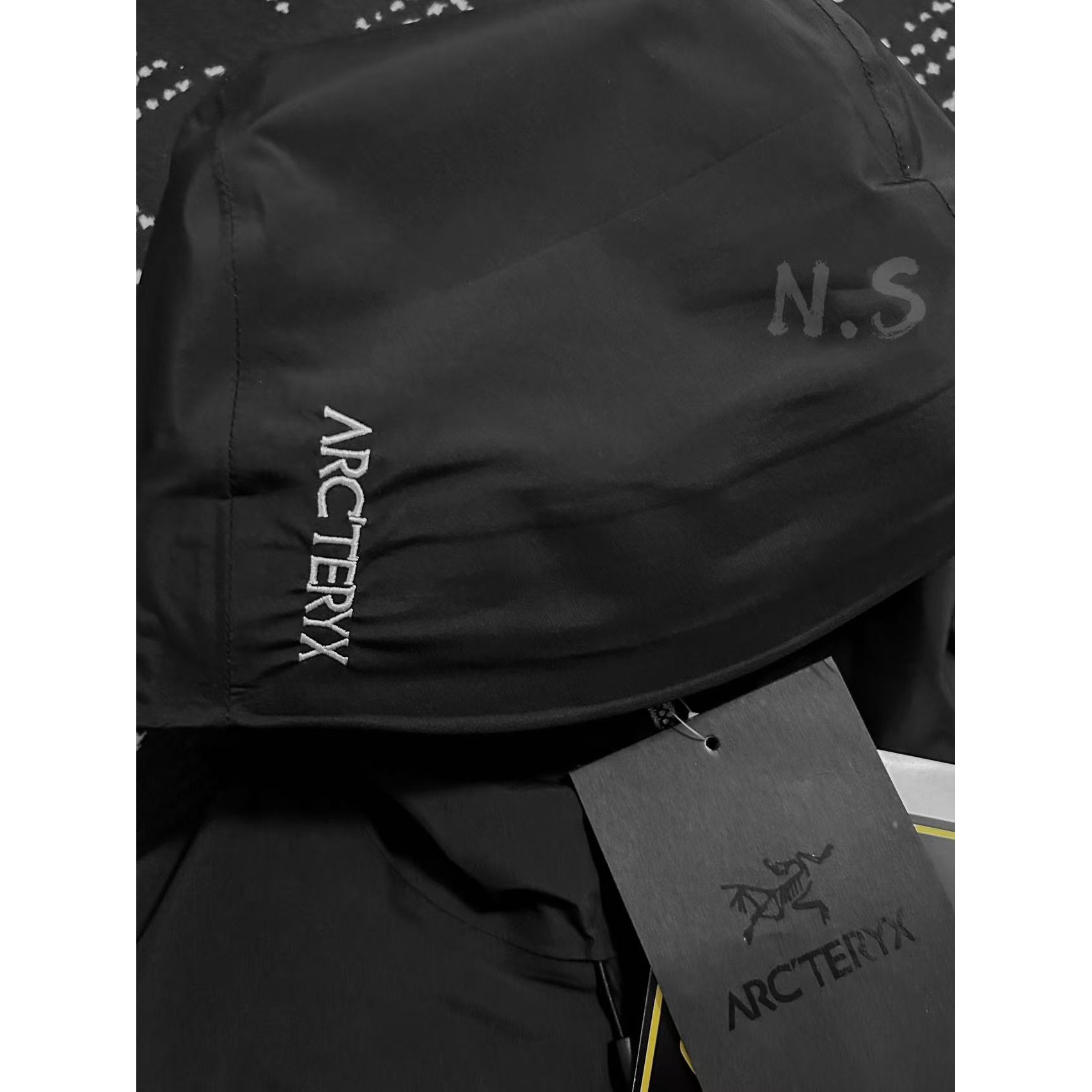 <p>Arc'teryx Beta系列 SL GORE-TEX 硬壳刺绣连帽防水防风透气冲锋衣 (黑色)</p>