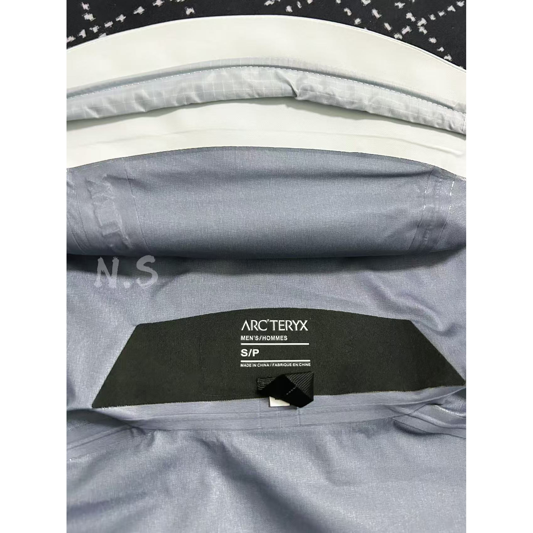 <p>Arc'teryx Beta系列 SL GORE-TEX 硬壳刺绣连帽防水防风透气冲锋衣(极地白)</p>